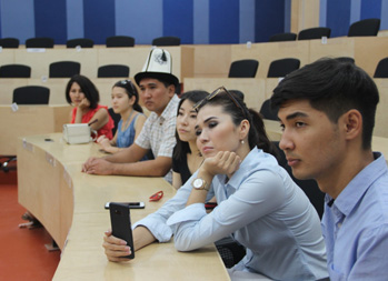 吉尔吉斯斯坦青年代表团访问乌代普尔国际管理学院2022年世界杯小组赛赛程表
